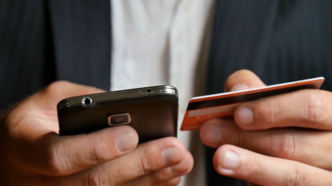 Americans’ credit card debt breaks record of $1 trillion as interest rates climb